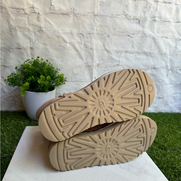 UGG Classic Short Shine Boots Beachwood Twinface Sheepskin
Water-resistant Sz 5 - Picture 14 of 14